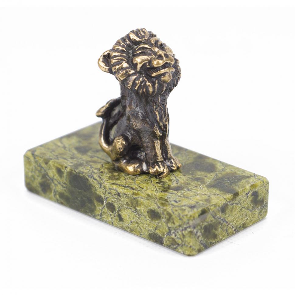Статуэтка из бронзы на подставке из змеевика "Левушка" фото 1 — 