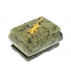 Шкатулка прямоугольная с ящерицей из змеевика 7,5х6х5 см — 