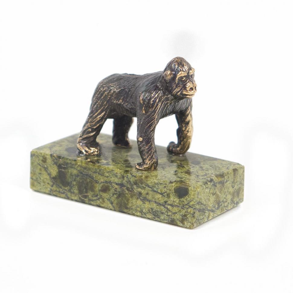 Статуэтка из бронзы на подставке из змеевика "Орангутанг" фото 1 — 