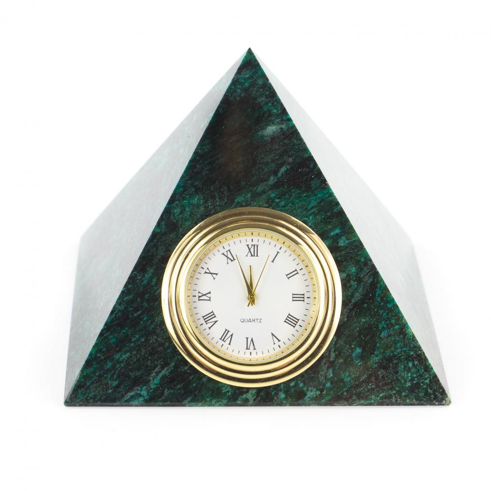 Часы "Пирамида" камень змеевик темный 8х8х7 см фото 1 — 