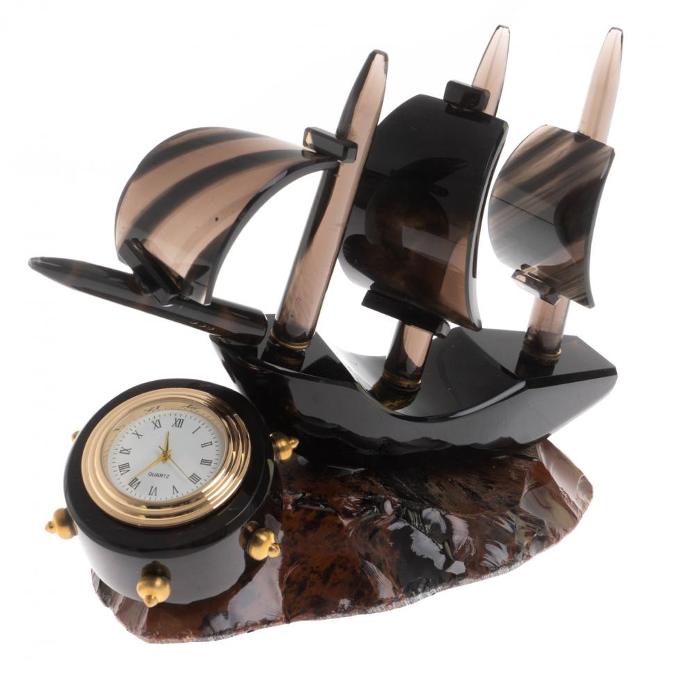 Настольные часы "Парусник" из черного обсидиана фото 1 — 