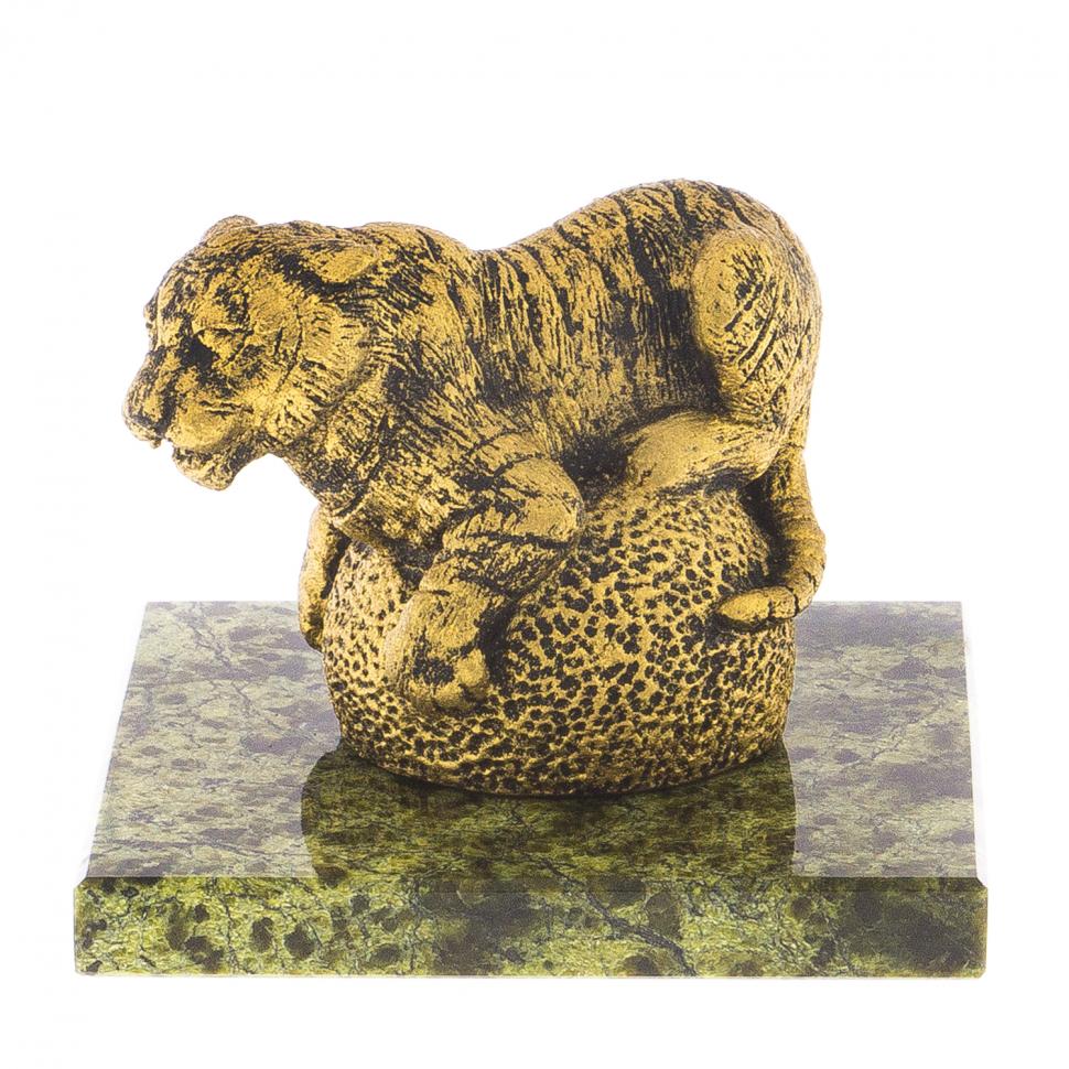 Фигурка "Тигр на шаре" на подставке из камня фото 1 — 