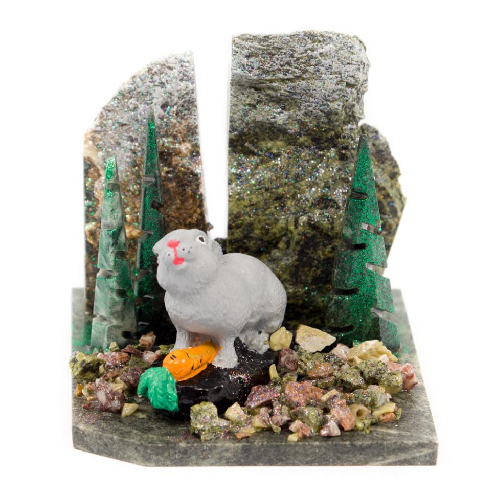 Сувенир "Заяц с морковкой" змеевик самоцветы фото 1 — 