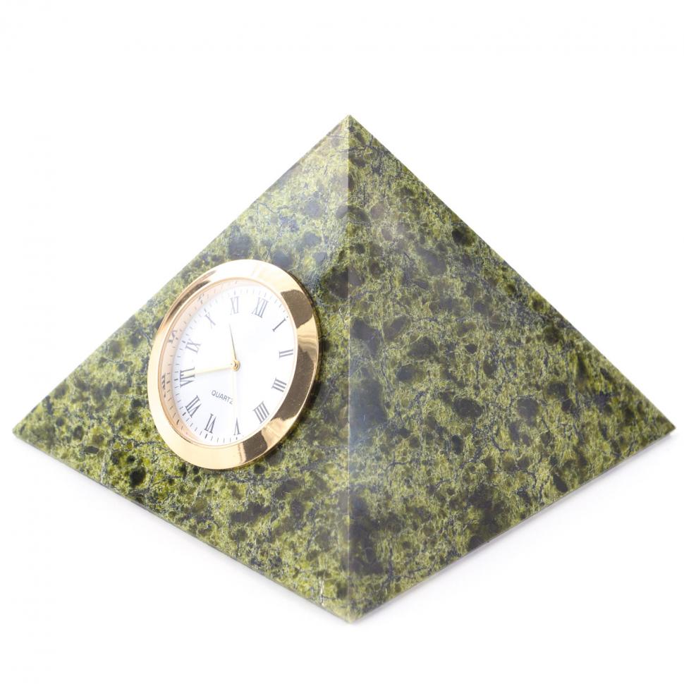 Настольные часы "Пирамида" из камня змеевик 10х10х8 см фото 1 — 