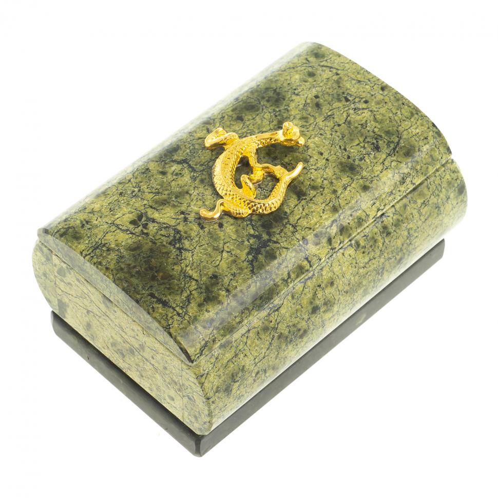 Шкатулка овальная из змеевика "Ящерица" 9х6,5х6 см фото 1 — 