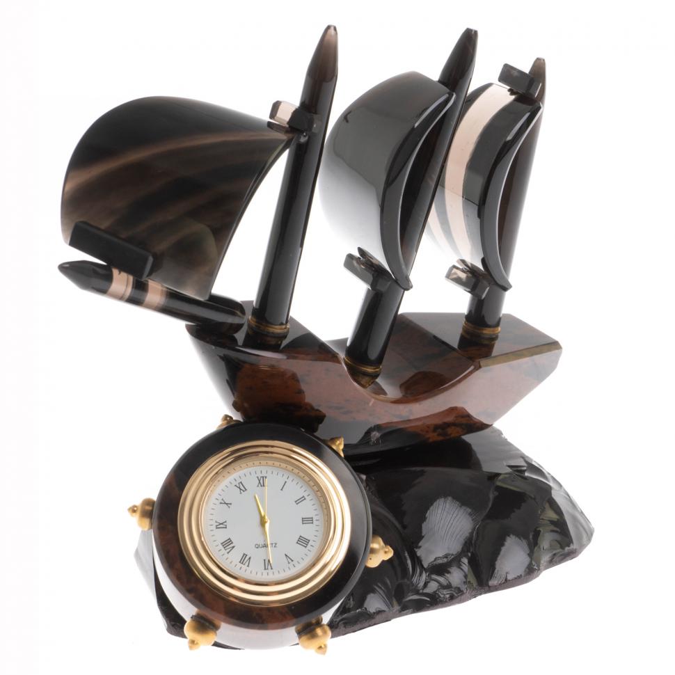 Настольные часы "Парусник" коричневый обсидиан фото 1 — 