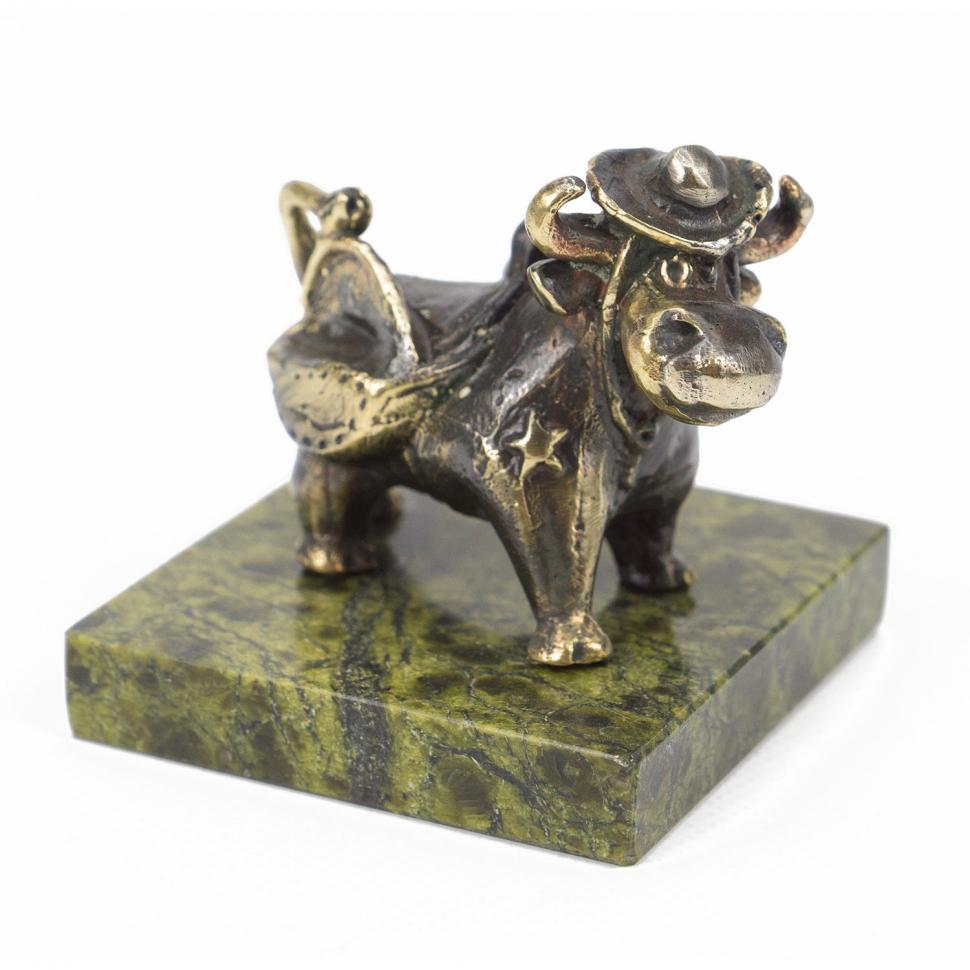 Статуэтка из бронзы и змеевика "Бычок шериф" фото 1 — 