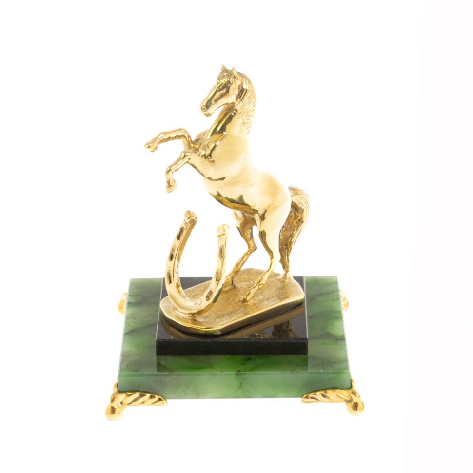 Бронзовая статуэтка "Лошадь с подковой" на нефрите фото 1 — 