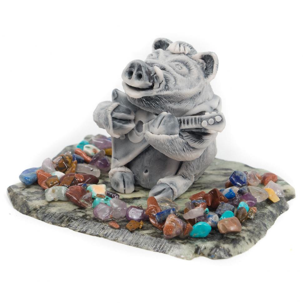 Сувенир "Кабан с балалайкой" из мрамолита фото 1 — 