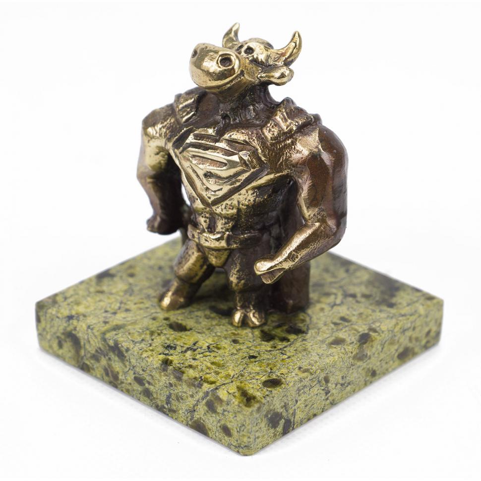 Статуэтка из бронзы "Бык супергерой" на подставке из змеевика фото 1 — 