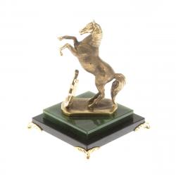 Бронзовая статуэтка &quot;Лошадь с подковой&quot; камень нефрит — 