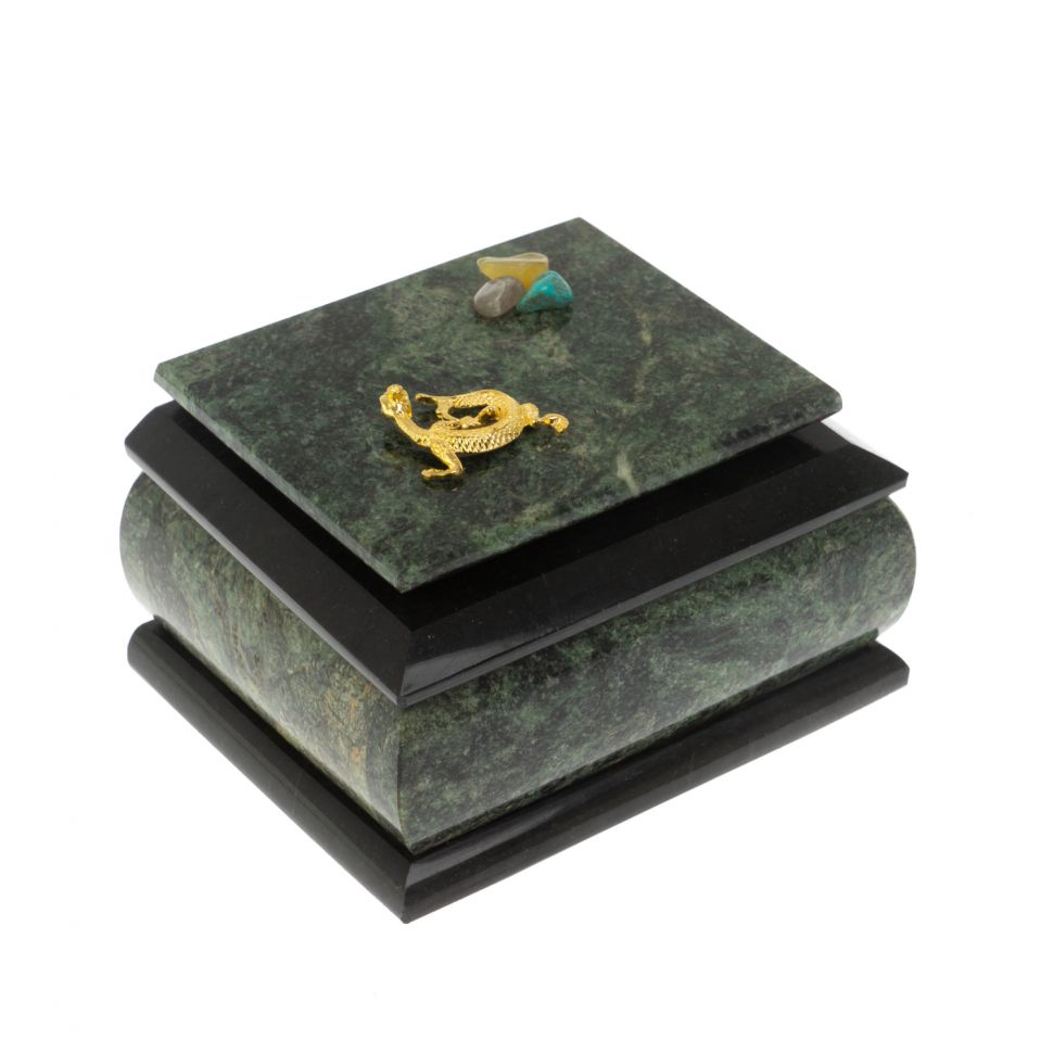 Шкатулка из шабровского змеевика с ящерицей 12х9,5х7,5 см фото 1 — 