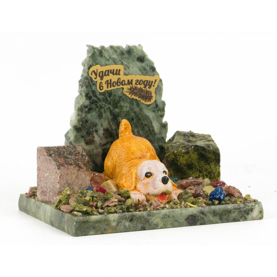 Сувенир "Щенок играет" коричневый змеевик самоцветы фото 1 — 