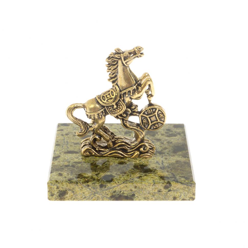 Статуэтка "Конь с монетой " из змеевика и бронзы 6х6х6 см фото 1 — 